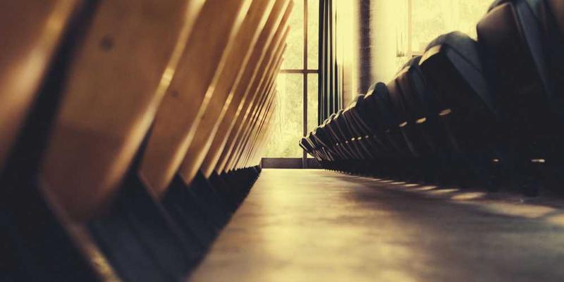 一位粉丝在演唱会现场激动地挥舞着偶像的海报，背景是舞台上闪耀的灯光和音乐节奏，表现出粉丝对偶像的狂热崇拜。说明：图中粉丝的激动表情和挥舞的海报，生动地展现了公众人物与粉丝之间超越现实的“投射与崇拜暗物质”流。