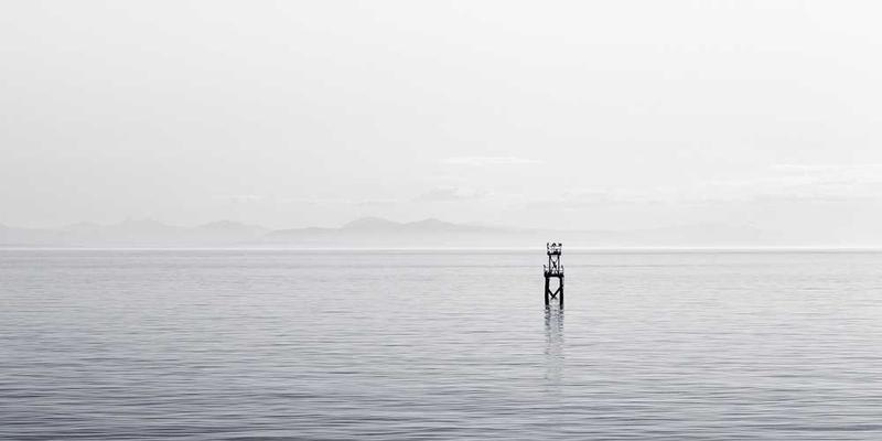 说明：一杯清水逐渐溶解成无数水滴的动画，象征诗歌意义的溶解