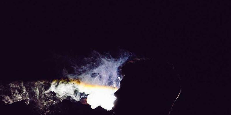 宗教信徒在晨祷晚课中祈祷的场景