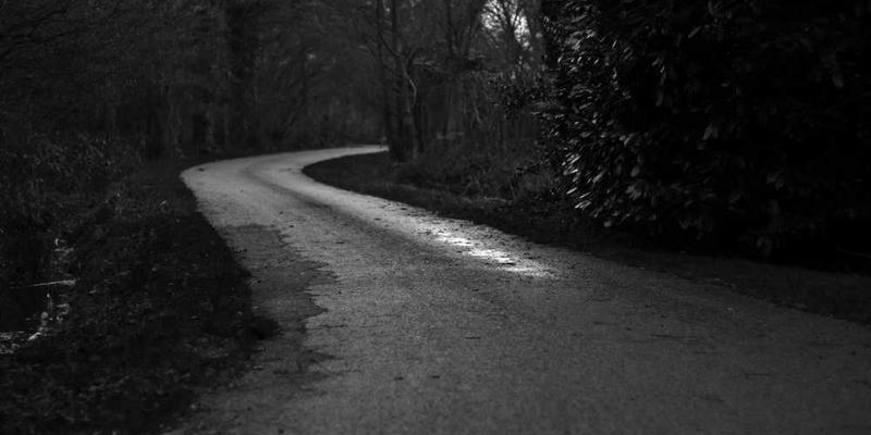 说明：一位歌手正在用歌声传递信息，画面充满创意和想象力