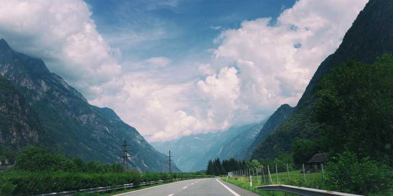 一个温馨的厨房场景，中间是一台冰箱，旁边是一个人微笑着与冰箱对话，表达出与家电建立情感联系的氛围