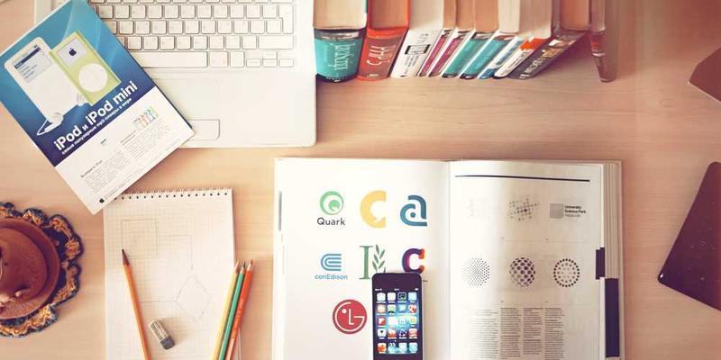 现代智能家居书房，配以灯光、香味等元素，展现出智能化生活场景