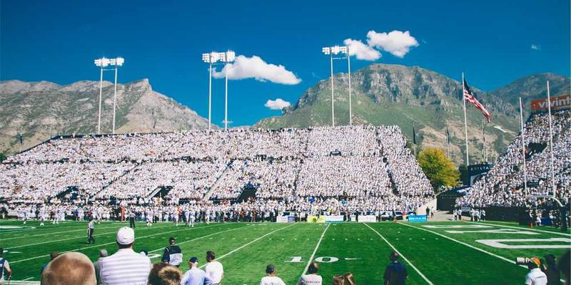 一块使用过的肥皂，形状变得不规则，表面布满了各种污渍