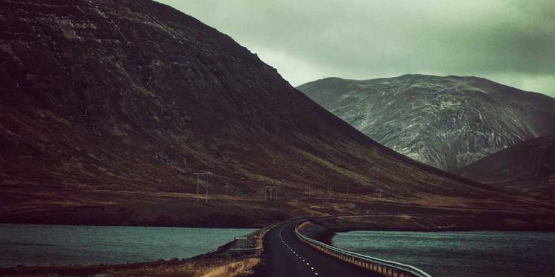 一个人坐在安静的房间里，周围放着几本书，手中的笔记本电脑屏幕已经关闭，表现出一种与世隔绝、内心宁静的感觉