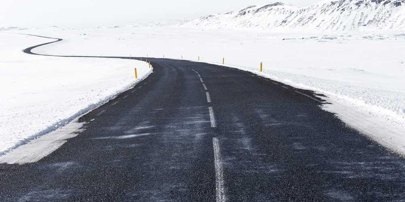 研究一粒沙子在指尖的触感，联想其可能源自某座遥远山脉的崩解