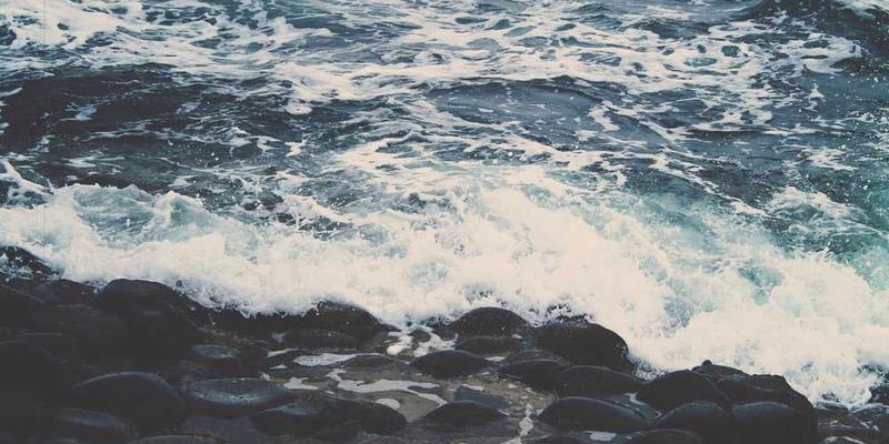 说明：一张展示可穿戴设备监测数据屏幕的图片，如智能手表显示的心率、步数等信息，旁边有人像图标表示情绪监测功能