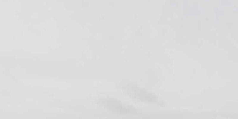 钥匙在办公室的桌面上，旁边是一杯咖啡