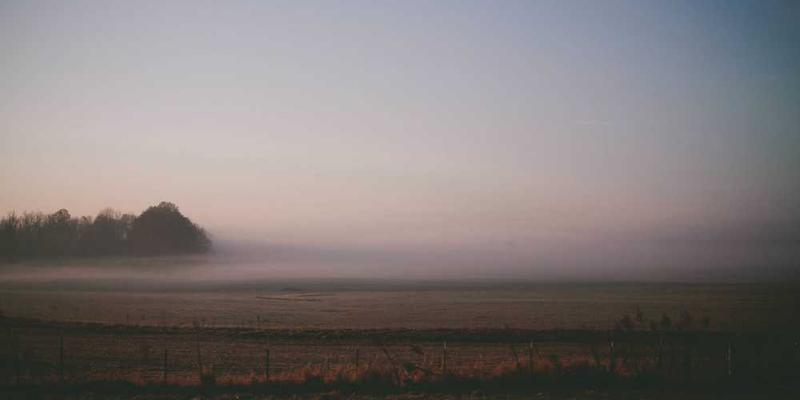 说明：柔和的晨光透过窗帘，一位睡眼惺忪的人慢慢醒来，背景是安静的卧室