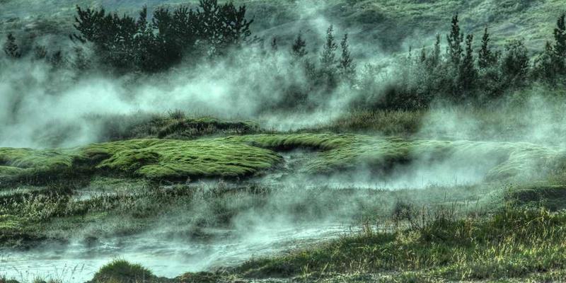 设计一个实验：在房间里创造多个“时间胶囊区”，每区存放不同年龄段的物品与音乐