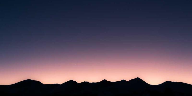 分析一杯静置的咖啡，其表面油脂随着冷却形成的抽象派画作