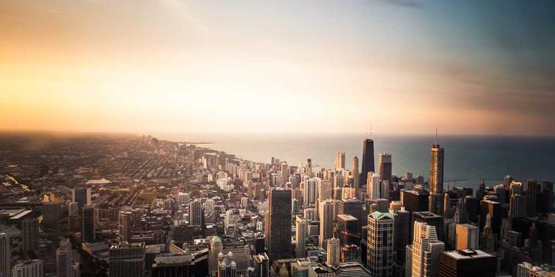 一位手拿剪刀，努力用左手剪纸的背影，背景是忙碌的城市街道