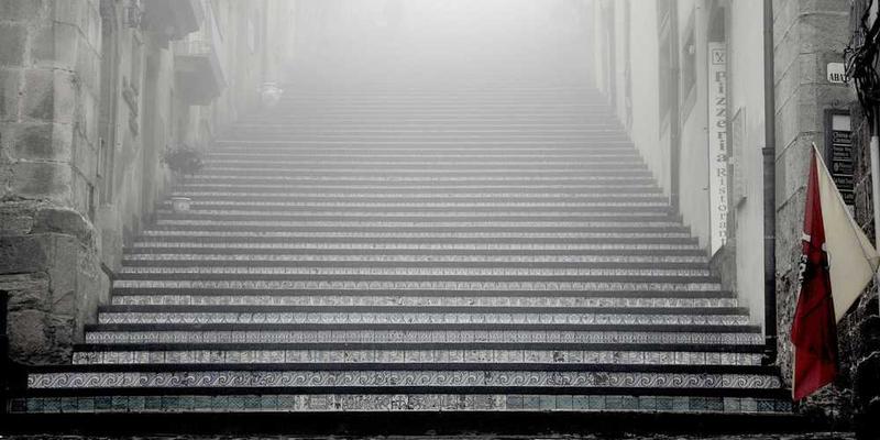 分析“声带”殖民地，如何被“职业性人格”训练出陌生的语调与节奏