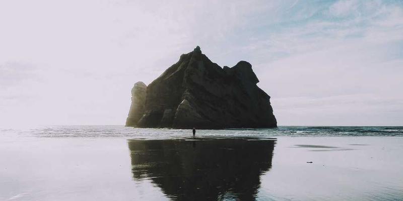 一位医生在实验室里研究疼痛样本，旁边放着电脑屏幕，屏幕上显示着一系列疼痛数据，象征着疼痛可以被像文件一样处理的技术设想