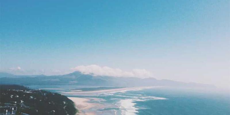 说明：一位手在触摸不同材质的特写，背景为温馨的家庭环境