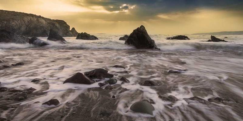 一个城市中，一位穿着休闲装的年轻人在地图上以步行的箭头标注出“步行可达”的范围，背景是繁忙的都市景象，表现出从微观视角探索城市生活的意境