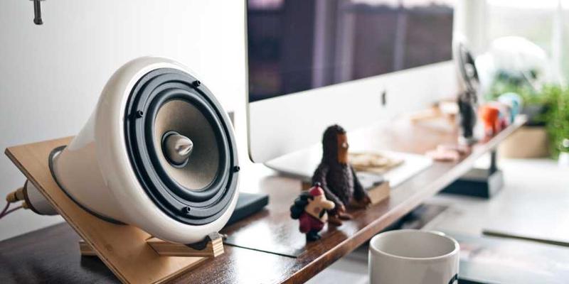 一位手语歌手在演唱，镜头捕捉到她手语动作的流畅和面部表情的丰富。说明：手语演唱者将音乐的美感通过手势和表情传递给观众。