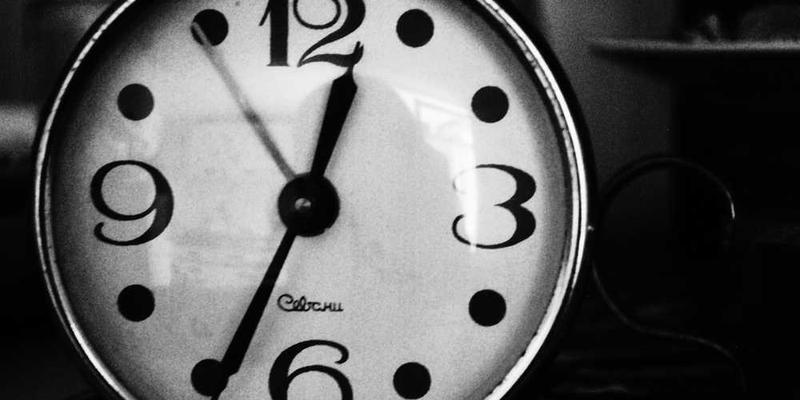 观察“即将迟到”的瞬间,时间如何从蜂蜜状骤然变为润滑油的逃逸特性