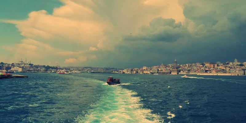 一位科学家在显微镜下观察细胞，背景中显示大脑神经网络的图案，寓意着免疫与知识的融合