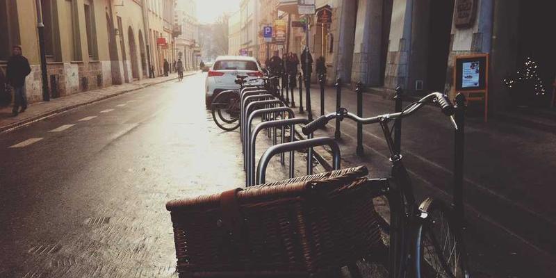 一位人在日常生活中，如刷牙、洗手等日常动作被赋予了仪式感的描绘，背景中隐约可见象征性的符号，如香炉、烛台等。