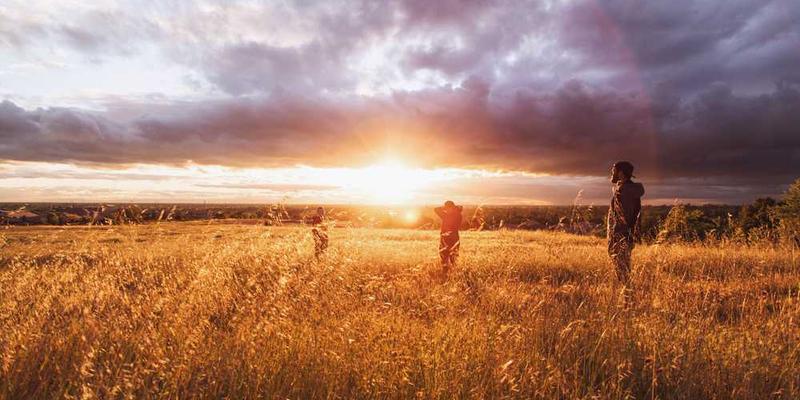 观察游乐园过山车轨道锈蚀的部分，是否与游客尖叫的分贝峰值有关