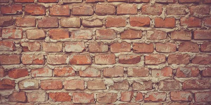 说明：一张展示不同信息载体——纸质书、电子屏和播客的对比图片，突出三者各自的特点和差异