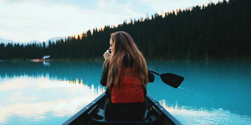 实验：一天内只接受单一信源（如一份报纸）的信息，记录感受