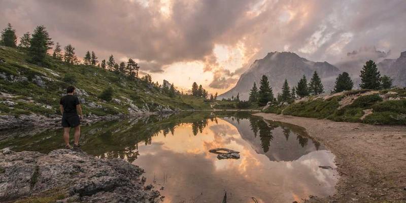 重要对话前，深呼吸三次并轻触随身佩戴的某件饰品的“定神”动作。