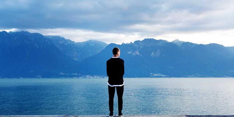 说明：一位艺术家正在将废弃钢筋打造成“经济增长”宗教法器的场景，展示了从废料到信仰的蜕变过程。