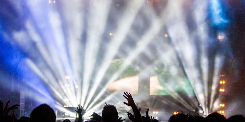 洗碗时泡沫的生成与破灭，与恒星诞生与坍缩的对比图