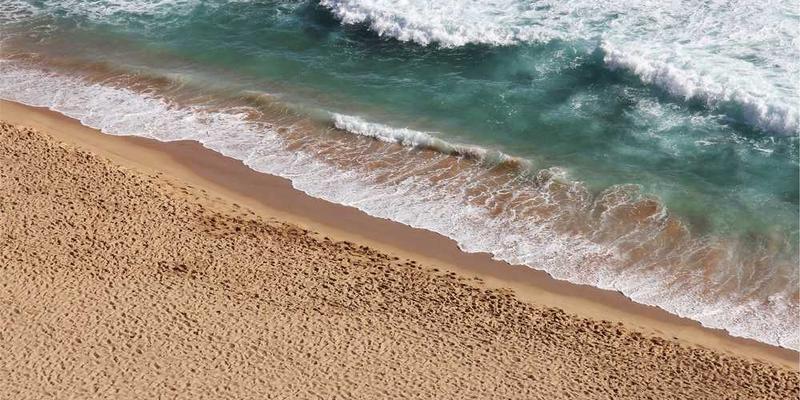 一个古老的相框，表面布满岁月的痕迹，里面镶嵌着一张泛黄的照片