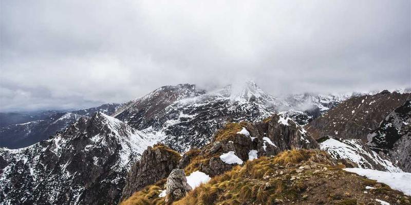 记录在不同海拔高度（爬山、坐飞机）时，对时间流逝速度的主观感受变化