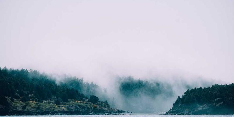 凝视一粒灰尘在阳光下的悬浮轨迹，想象它跨越千年的星际旅行