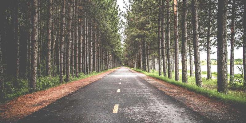 钥匙在厨房的抽屉中翻找