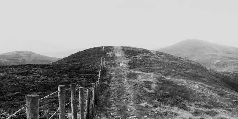 分析门禁系统在你怀抱重物时，反复验证失败的“非人化刁难”