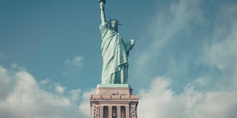 建筑AI设计了一栋完美节能的房子,但人类住户因过于压抑而纷纷离开。