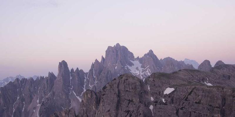 一位用户使用智能手机阅读，屏幕上显示着个性化的阅读推荐内容，背景是忙碌的城市生活场景