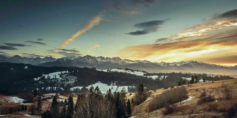 一位程序员在电脑前，屏幕上显示着充满诗意的代码注释，背景是星空或山水画面，营造出一种诗意与科技的结合感