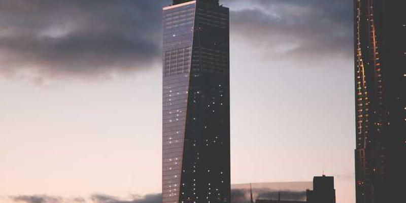 说明：两个人在餐厅吃饭，其中一人似乎有些失望