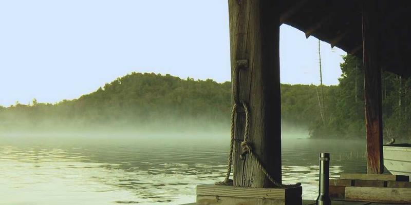 一个香水瓶，瓶身在阳光下闪耀，象征着人生的辉煌和希望
