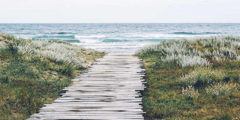 新婚夫妇在厨房里忙碌的场景，两人并肩站立，面前是摆放着各种食材的厨房操作台，背景中是温馨的家居装饰。说明：新婚夫妇在厨房中的首个合作时刻，虽略显生疏，但充满爱意。