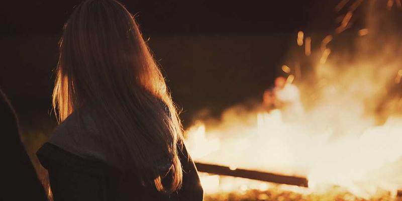 展示一系列根据小说情节制作的织物样本，包括细腻的丝绸、粗糙的麻布、硬朗的牛仔布等，以及它们如何组合成小说中的场景，如雨夜、战场等。