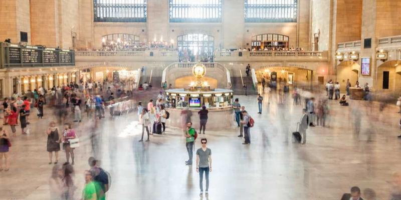 建立“限制性调色板”：只用三种颜色完成所有创作