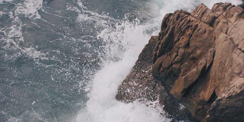 展示一张由Processing创作的动态几何艺术作品，突出作品中的几何形状、色彩变化以及动画效果