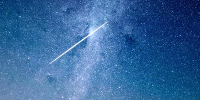 一个家庭围坐在一起，共同查看家庭预算、菜谱和日程的计划表，背景是温馨的家庭环境，展现出家庭成员之间的和谐与团结