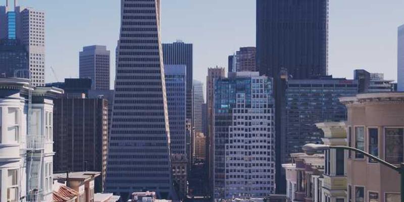 一张干净整洁的衣柜照片，衣柜门打开，衣物有序挂起，阳光从窗外洒入，营造出宁静舒适的感觉。