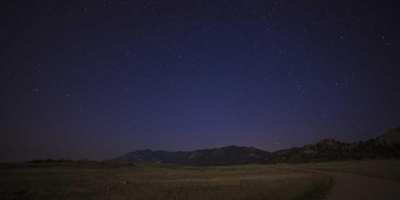 一个人在街头寻找充电站，背景为繁忙的城市景象，表现出紧急与神圣的交织