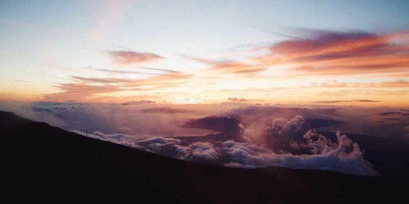 尝试与AI进行一场“谁先显得更像人类”的比赛，最终双双失败