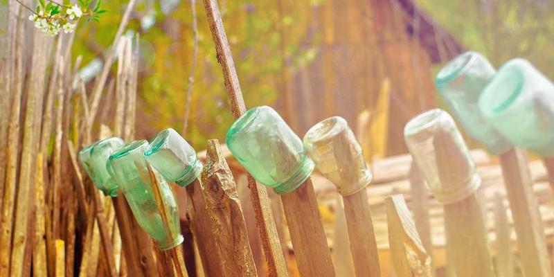 组织“感官探索走”：蒙眼引导同伴体验熟悉街道