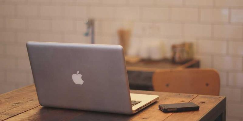 说明:一张表现人物夜晚无法入睡的静态插画,背景为黑暗的卧室,中间人物闭眼躺在床上,表情焦虑,周围散落着手机、电脑等电子产品